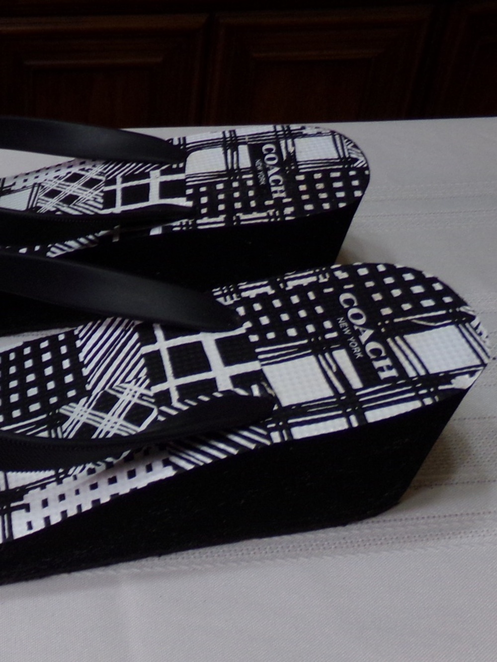 NWOB Coach New York Geometric Graphic Print Thong Bow Wedge Sandal Blk/Wh SzUS 7 - Picture 9 of 14
